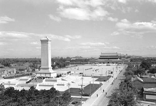 这是1958年5月拍摄的矗立在天安门广场上的“人民英雄纪念碑”。.jpg