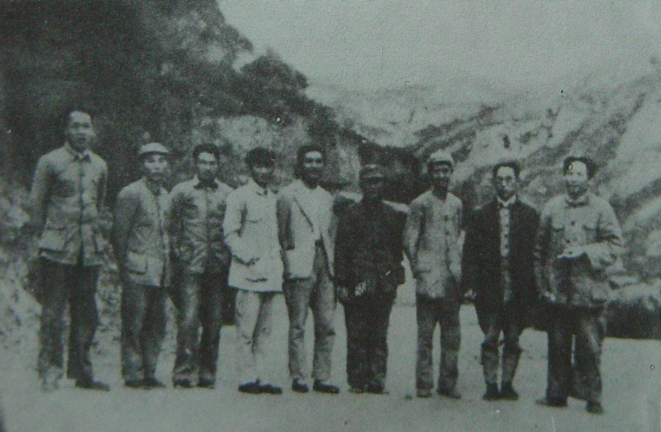 图为1939年毛泽东主席与魏一斋在延安杨家岭的合影。（右一毛泽东、左一魏一斋）