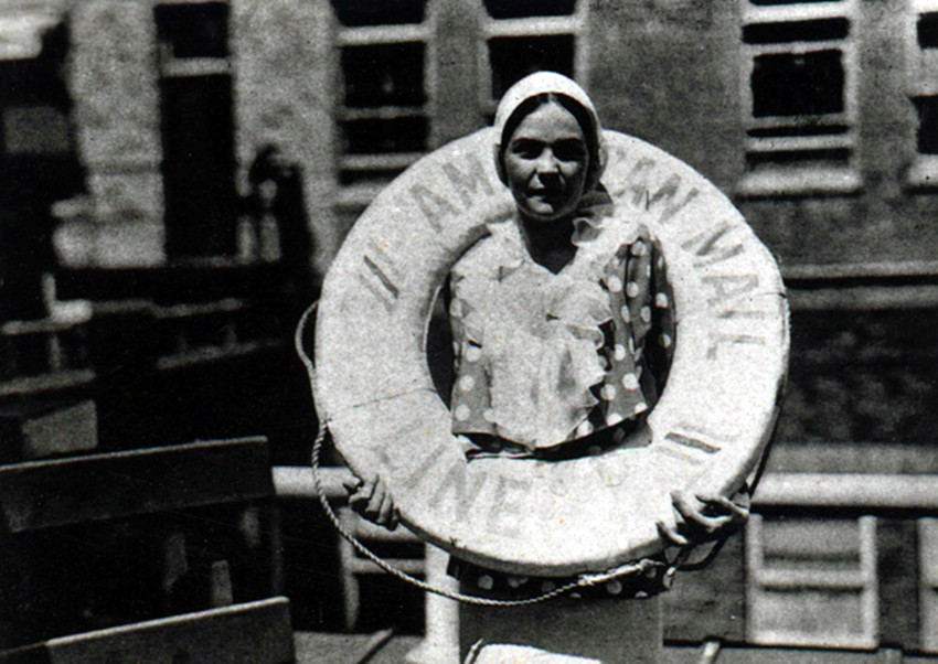 5ec5aad505118.jpg 117海伦1931年踏上中国旅途时的照片_副本.jpg