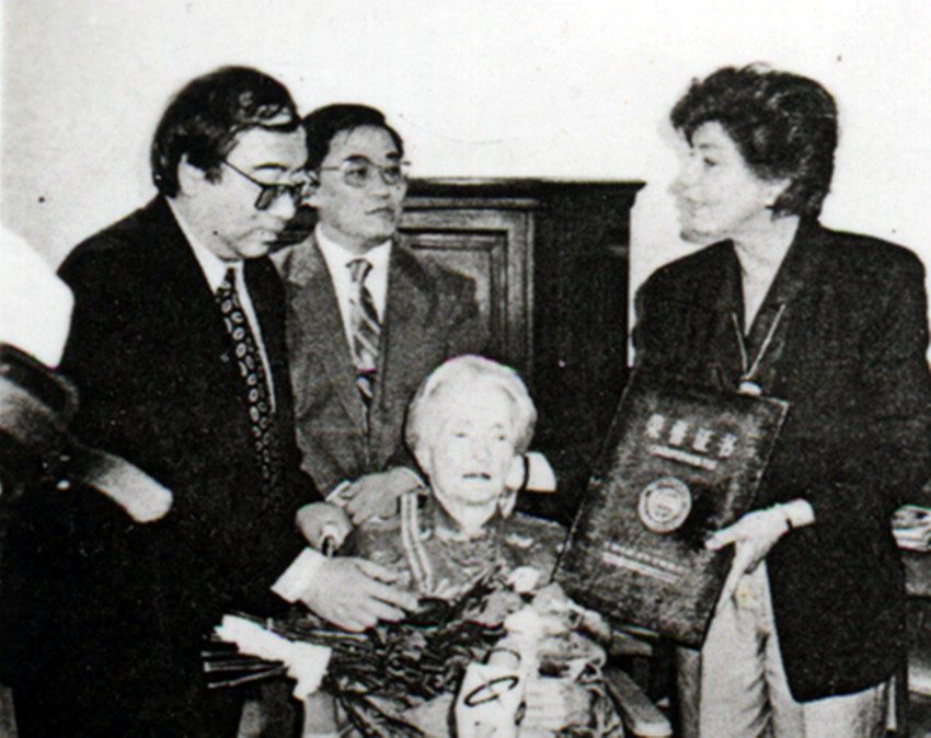 214 1996年6月12日，梅平大使与顾副总领事一起向海伦颁奖_副本.jpg