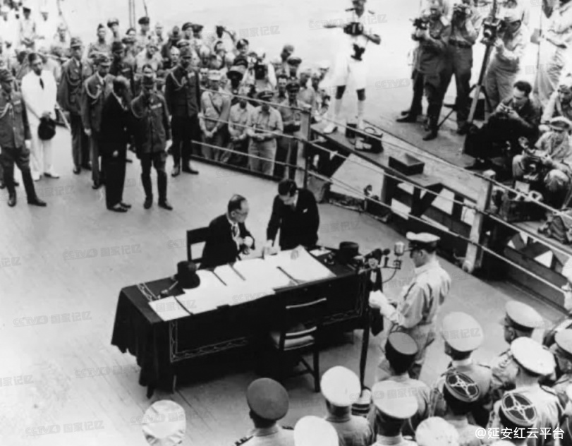 图：1945年9月2日 日本代表在“密苏里”号战列舰上签署投降书.png