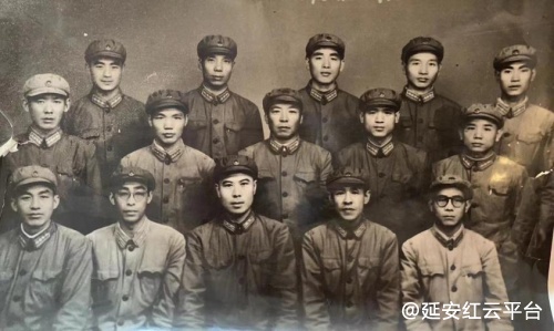 1963年，省军区干部处欢送我父亲（前排中）到西安军分区任职时的合影.png