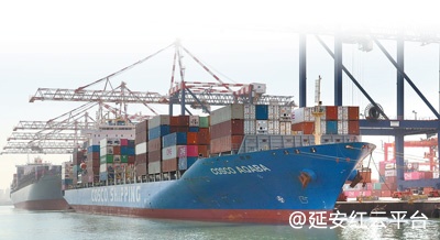 8月19日，满载货物的中远海运集装箱船停靠在.jpg