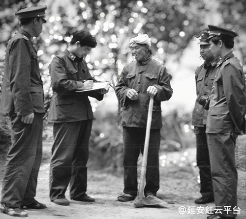 作者（左二）和部队新闻干事一起在陕北采访当年延安大生产运动劳动模范、“气死牛”郝树才（中间）。.jpg