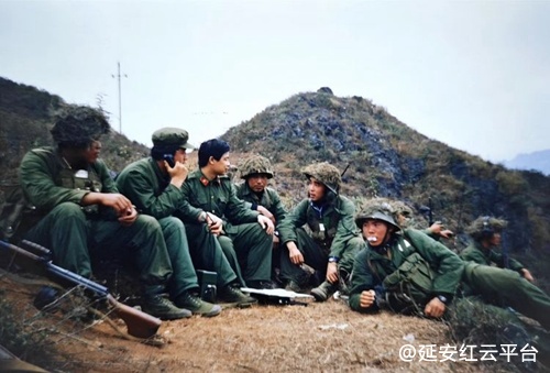 作者（左三）在老山前线作战部队采访。（彭山摄影）.jpg