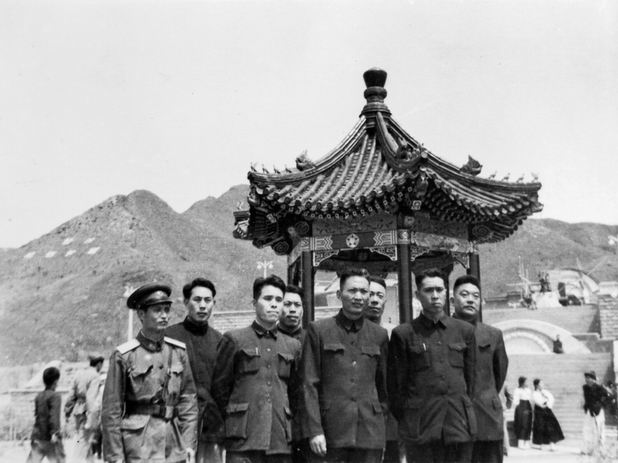 1958年5月1日，摄于朝鲜志愿军烈士陵园（后排右一）(1).jpg