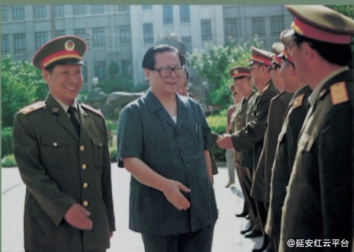 1993年6月13日江泽民同志接见驻陕部队领导干部.png