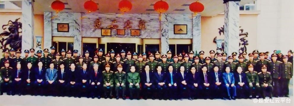 2002年3月29日江泽民同志接见驻延安团以上军官（第一排左一为作者）.jpg