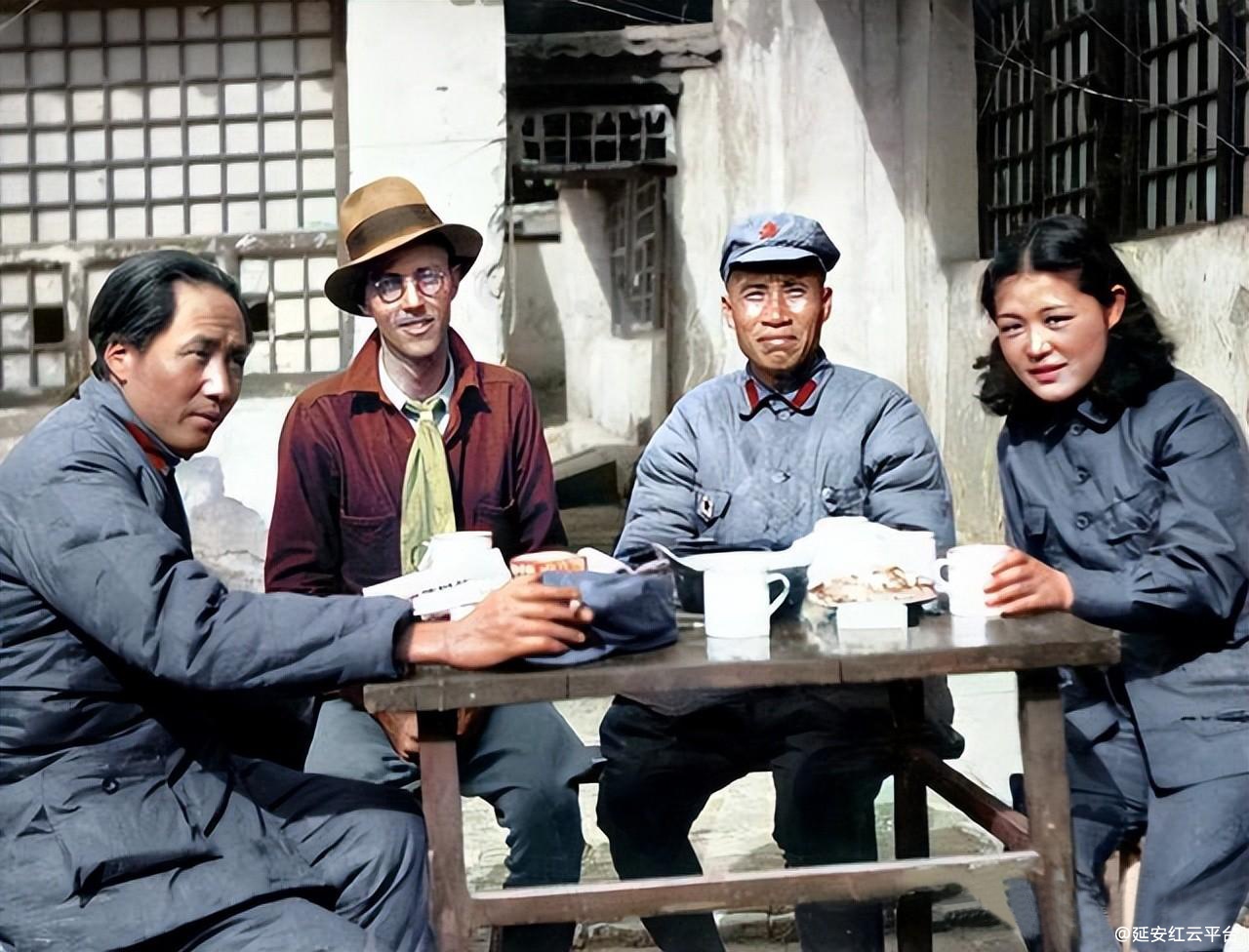 1937年3月，美国合众社记者厄尔·利夫采访毛泽东和朱德。.jpg