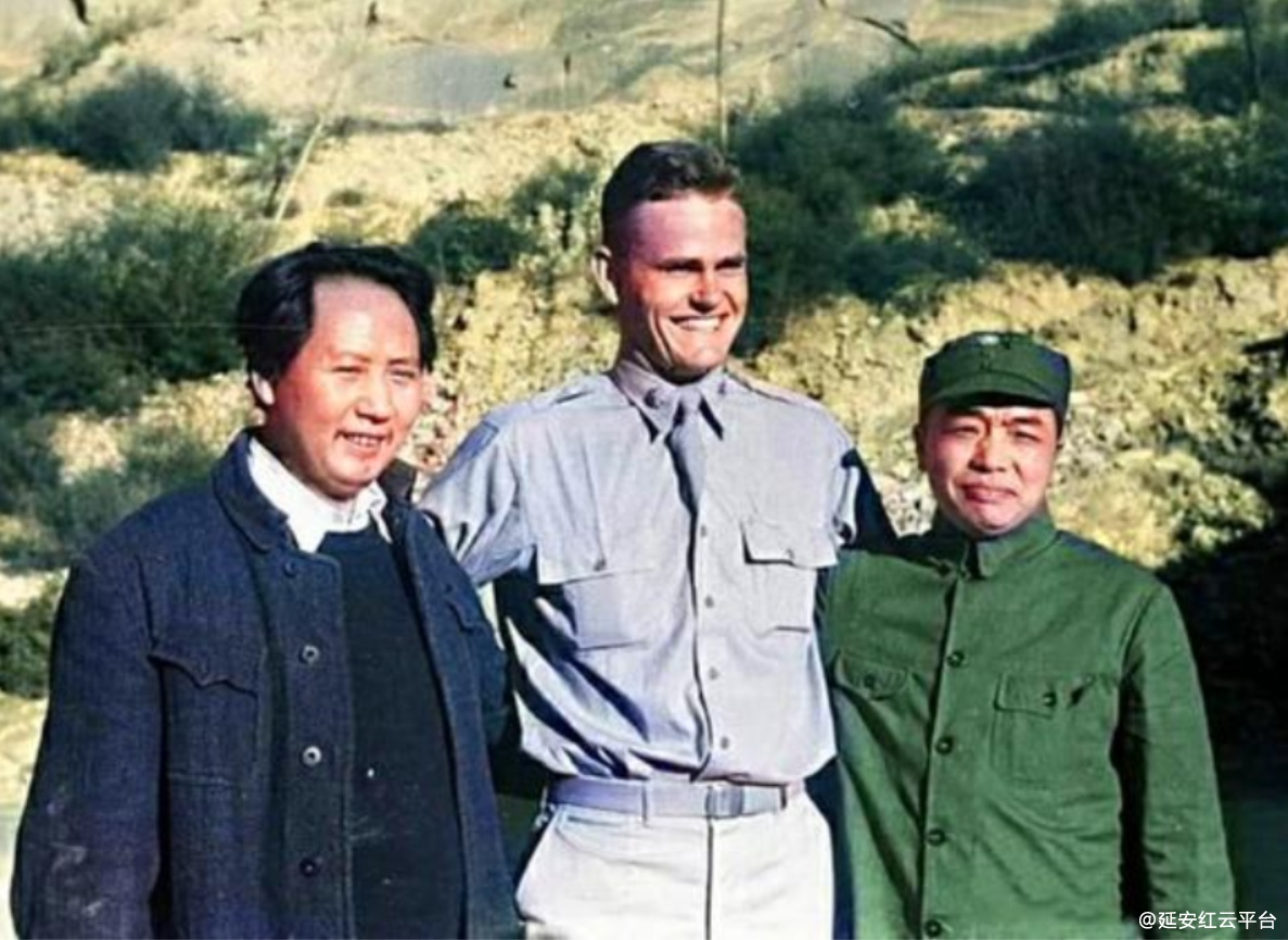 1944年，毛泽东、彭德怀和美军观察组成员在延安。.png